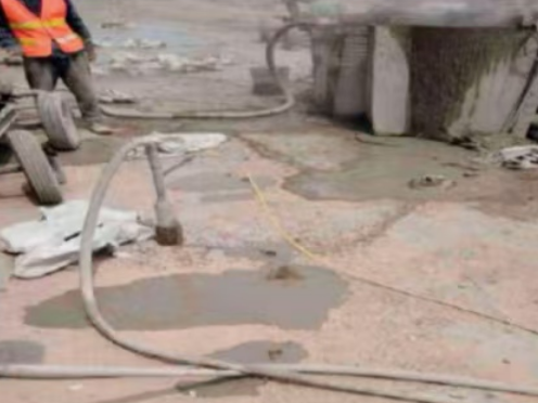 阿坝水泥混凝土路面板底注浆技术 路面脱空注浆整治方案